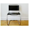 Fauteuil modèle "MR10" à structure tubulaire chromée et assise en cuir noir, par Ludwig Mies van der Rohe
