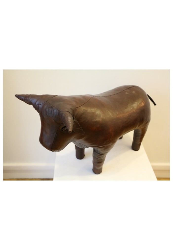 Repose-pied en cuir en forme de taureau, par Dimitri Omersa, vers 1965