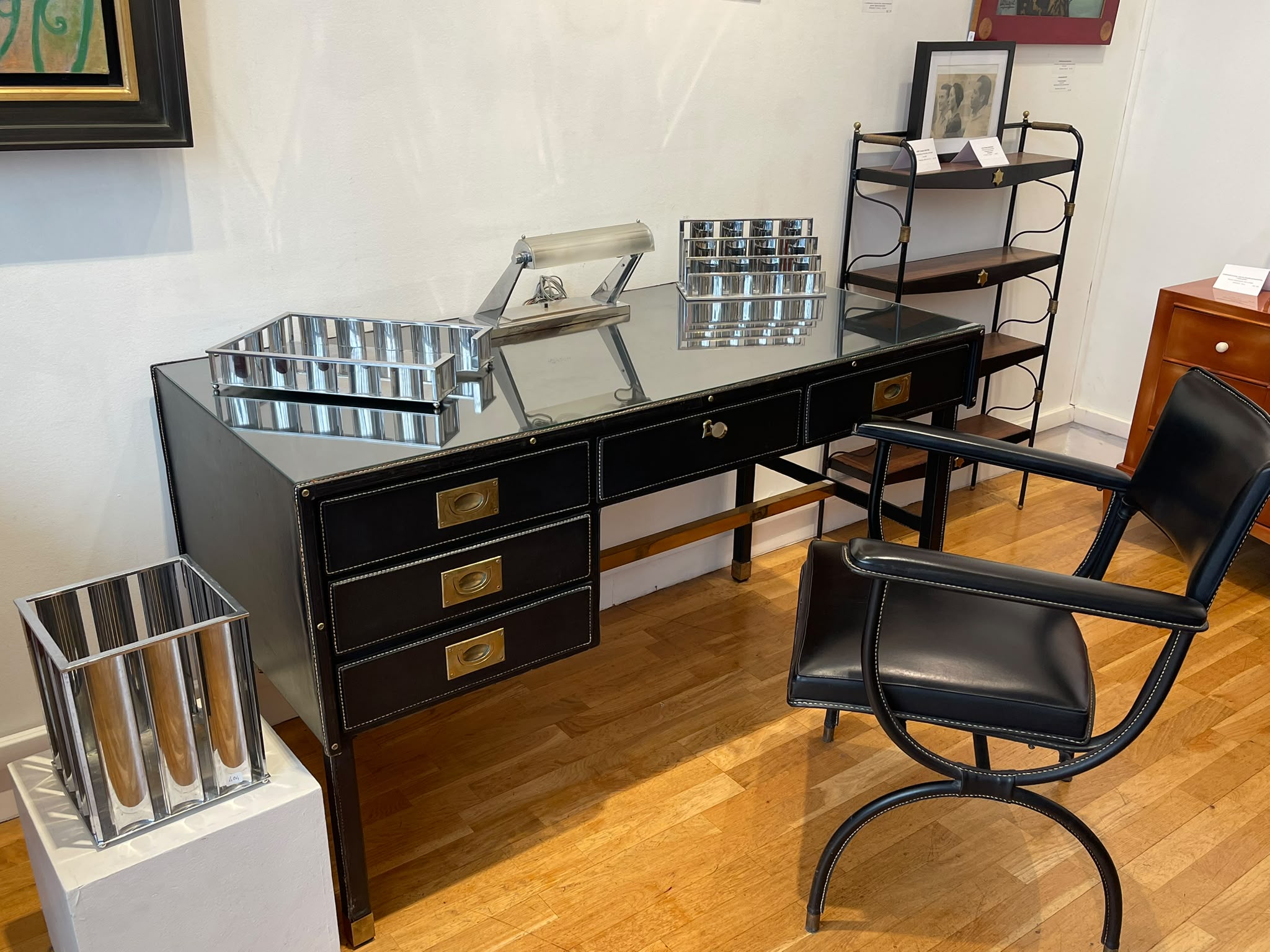 Ensemble de bureau moderniste en métal chromé, Jacques Adnet ( 3 pièces) – Image 2