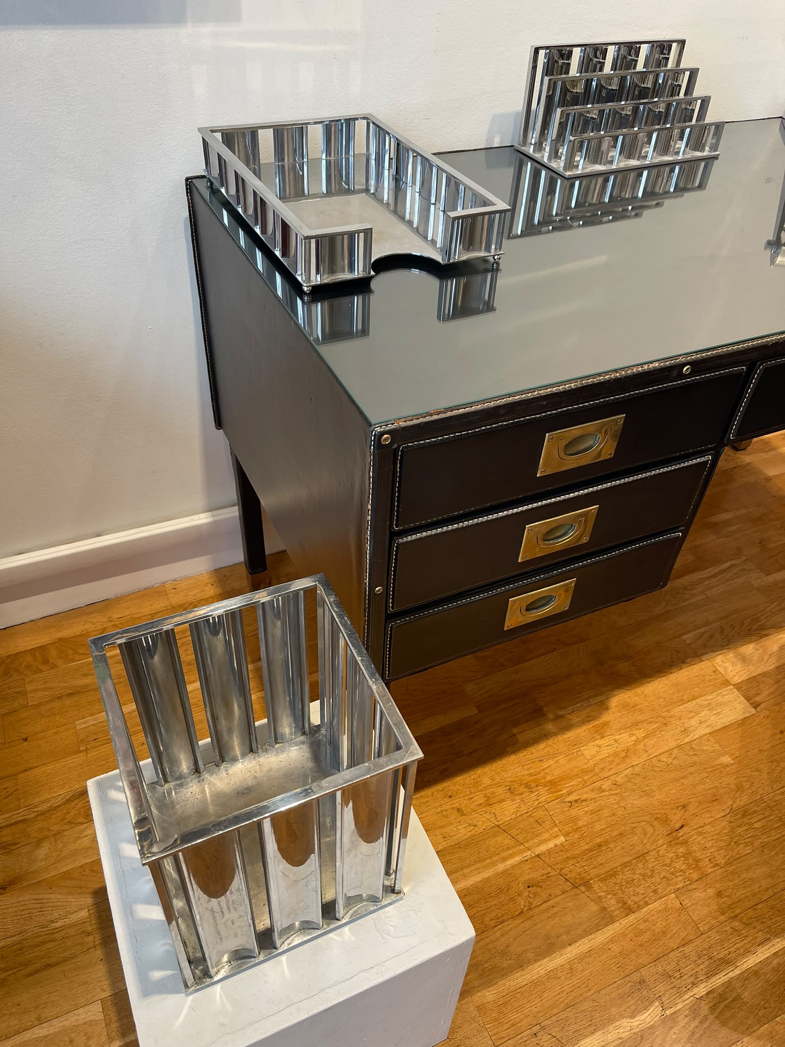 Ensemble de bureau moderniste en métal chromé, Jacques Adnet ( 3 pièces) – Image 4